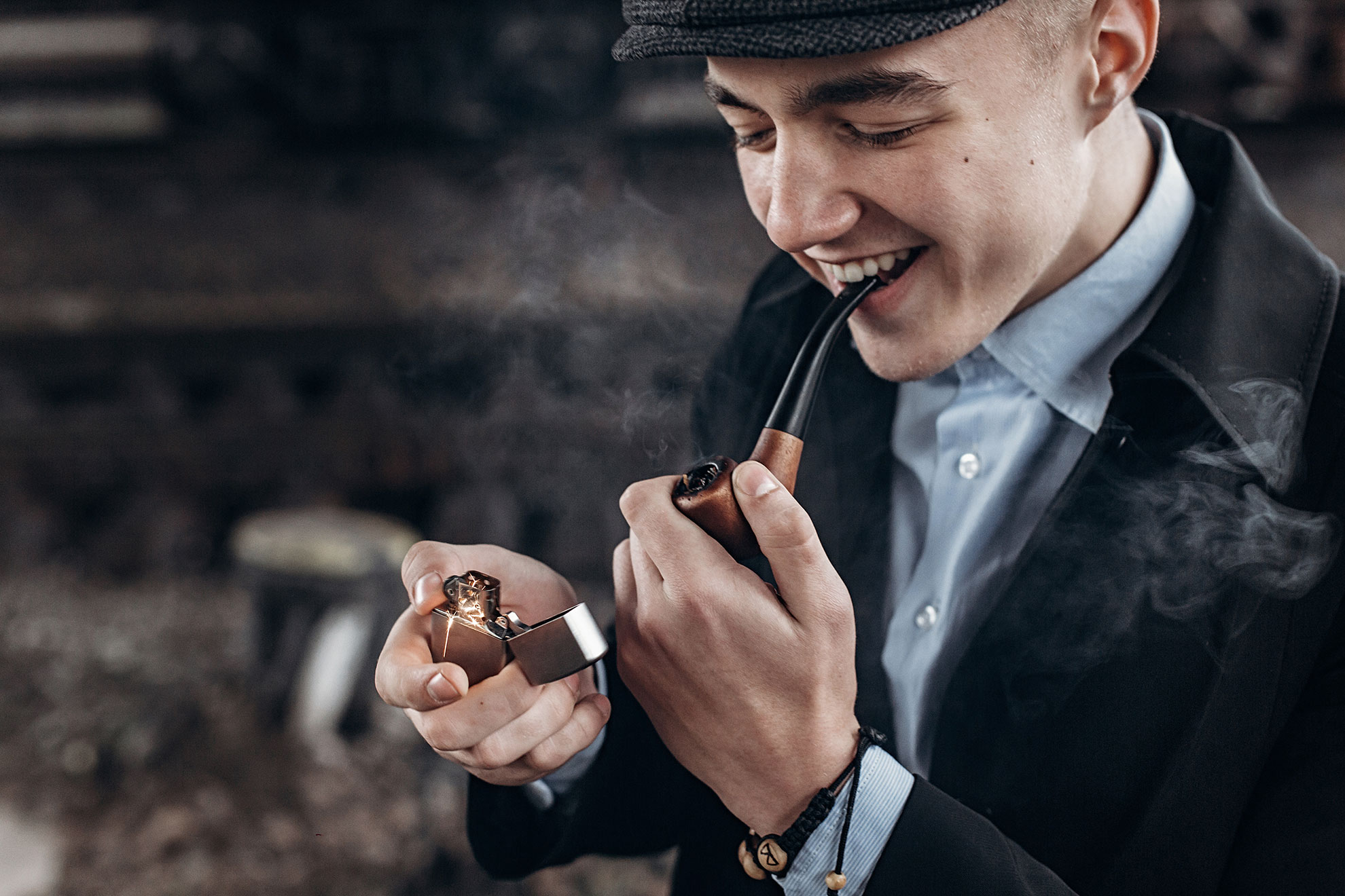 Mężczyzna odpalający fajkę, ilustracja do hasła krzyżówkowego atrybuty Sherlocka Holmesa