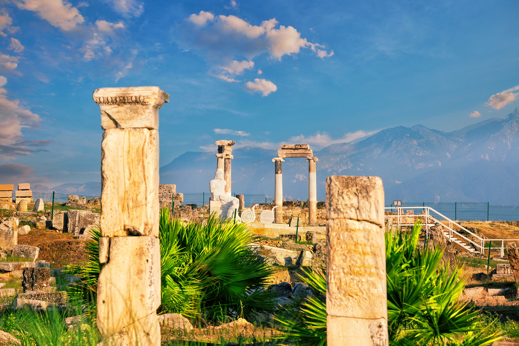 Starożytne miasto Hierapolis i posąg Hadesa(Plutona). Pamukkale, Denizli, Turcja