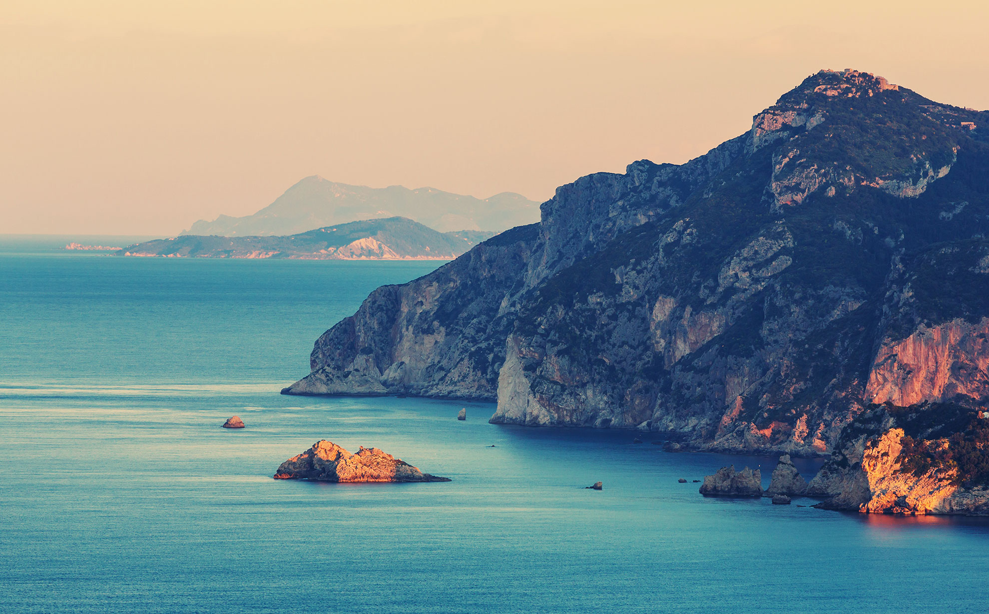 Wybrzeże Korfu. Ilustracja do hasła krzyżówki