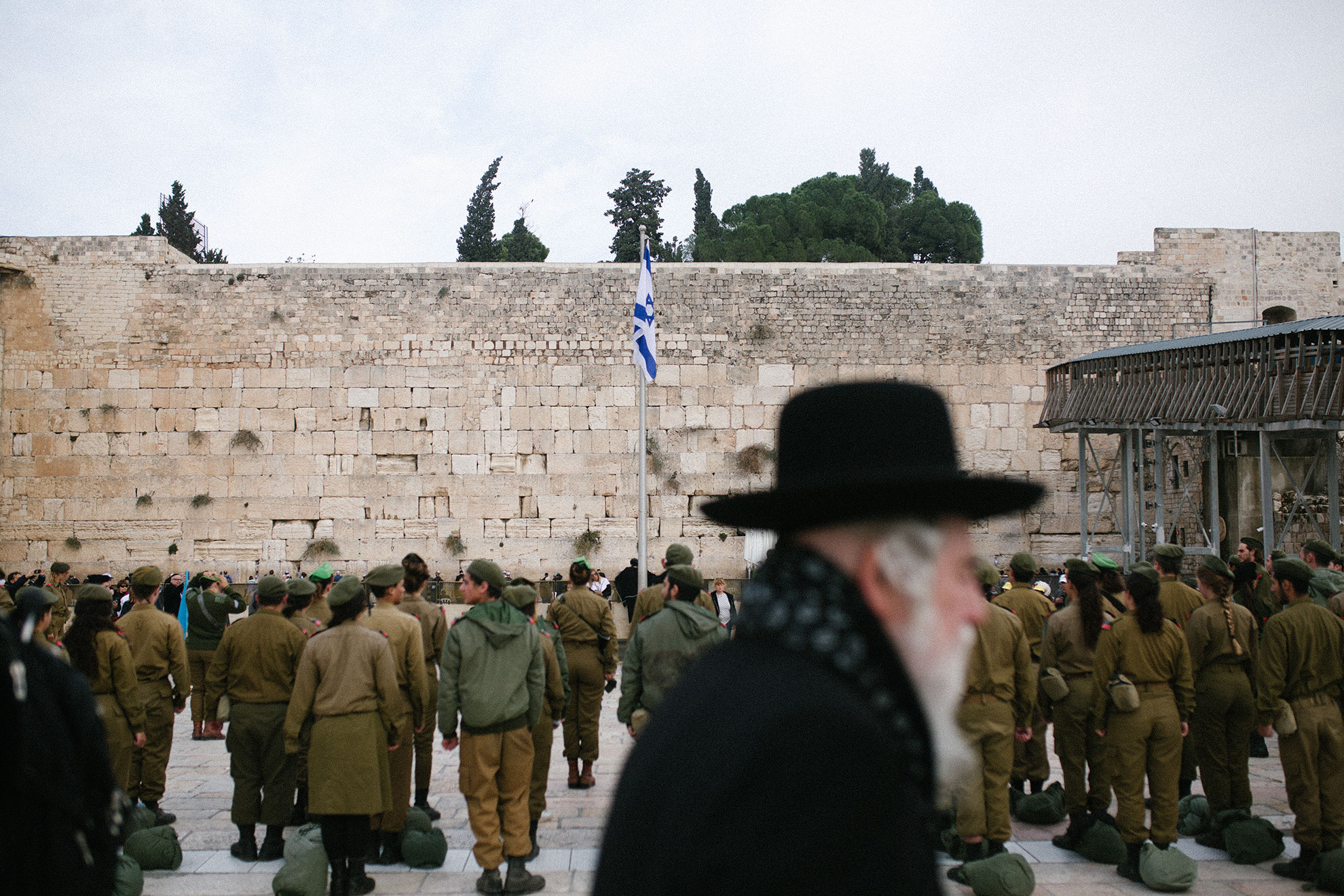 Żydzi przed ścianą płaczu