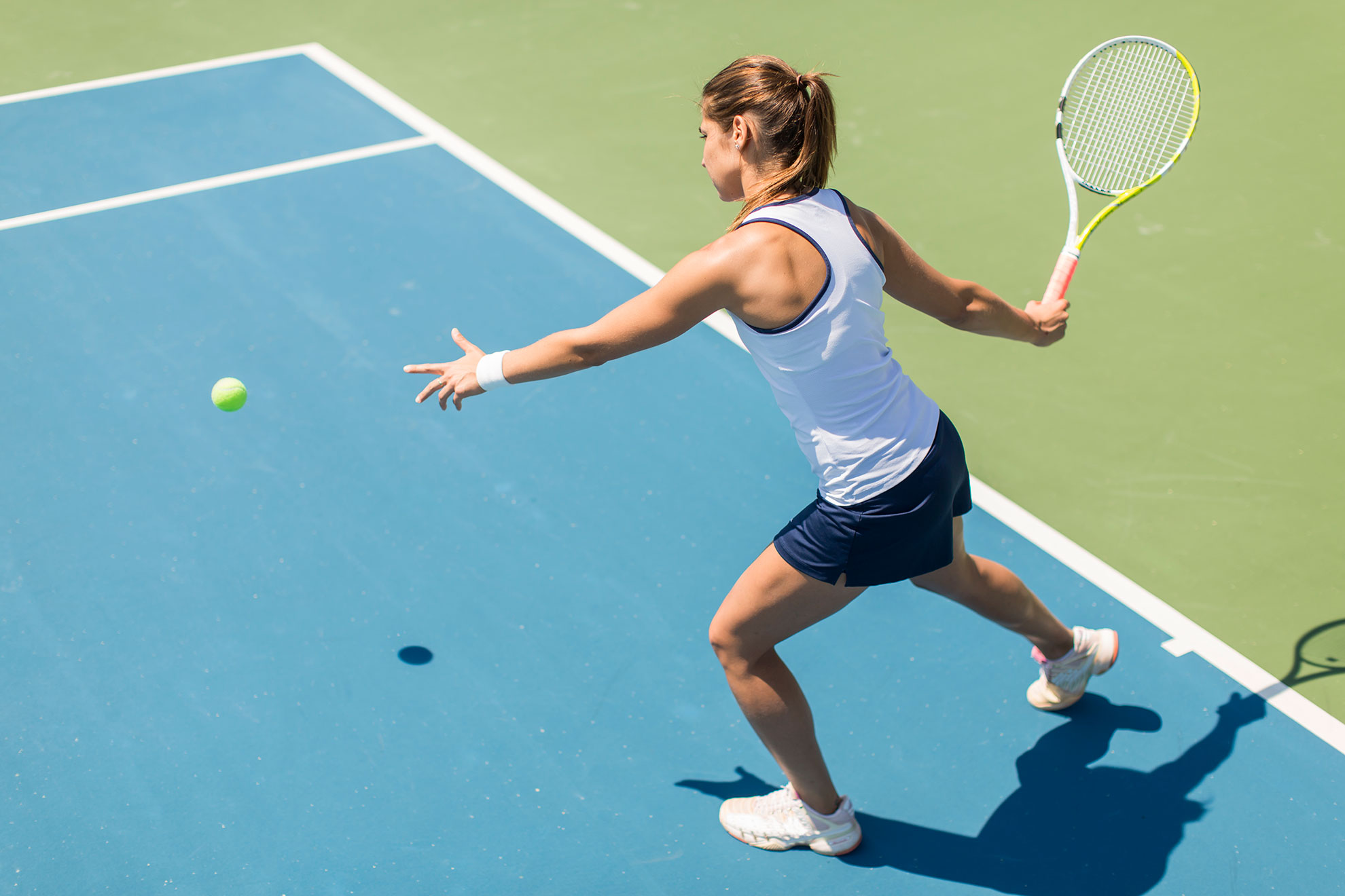Kobieta grająca w tenisa, ilustracja do artykułu