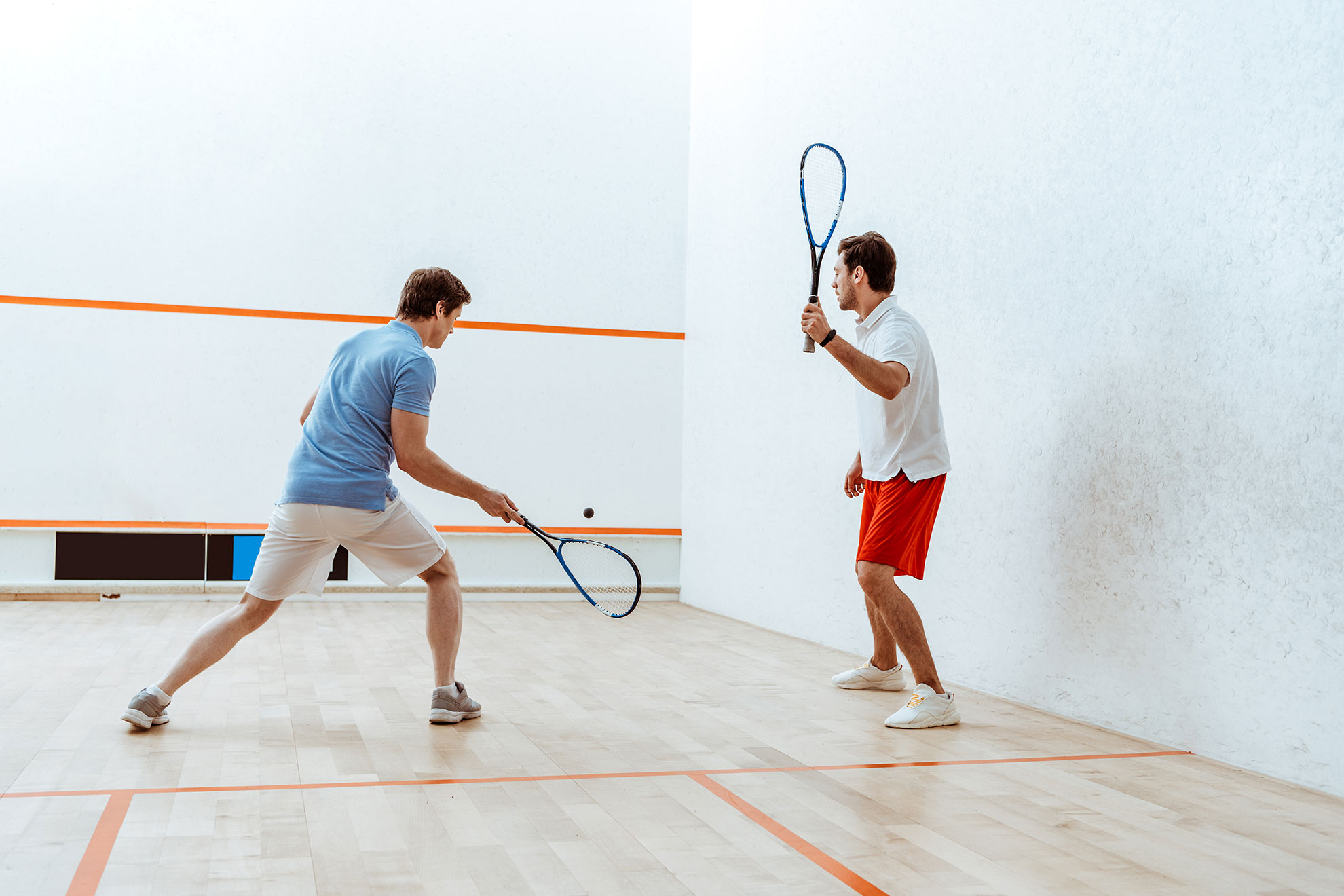 Mężczyźni grający w squasha