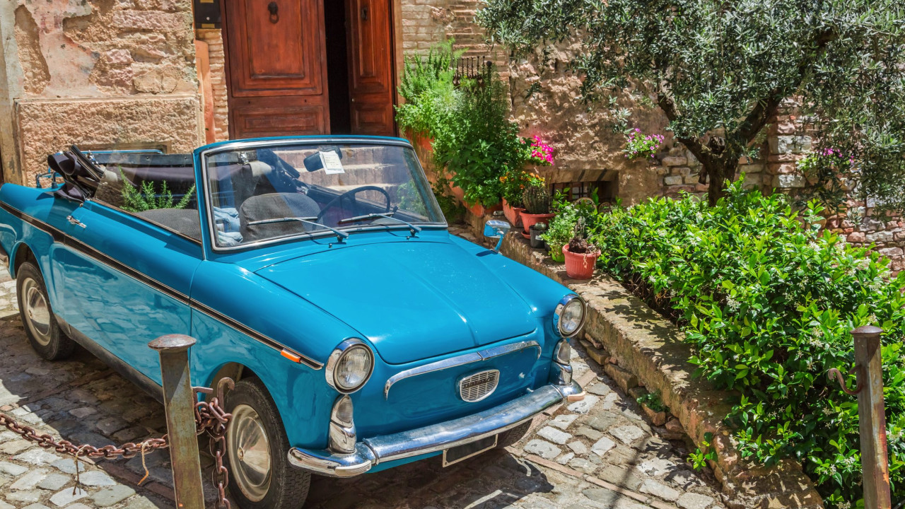 Włoska uliczka, klasyczne auto, ilustracja do artykułu